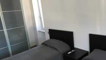 2 chambres, fer et planche Ă  repasser