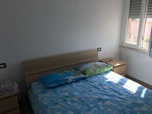 2 間睡房、熨斗/熨衫板