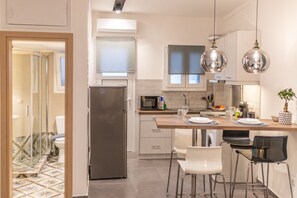 Fridge, microwave, oven, coffee/tea maker - Cosy apt near Piraeus central port, Mikrolimano port & Pasalimani port (Ports Cr (Piraeus)