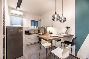 Fridge, microwave, oven, coffee/tea maker - Cosy apt near Piraeus central port, Mikrolimano port & Pasalimani port (Ports Cr (Piraeus)