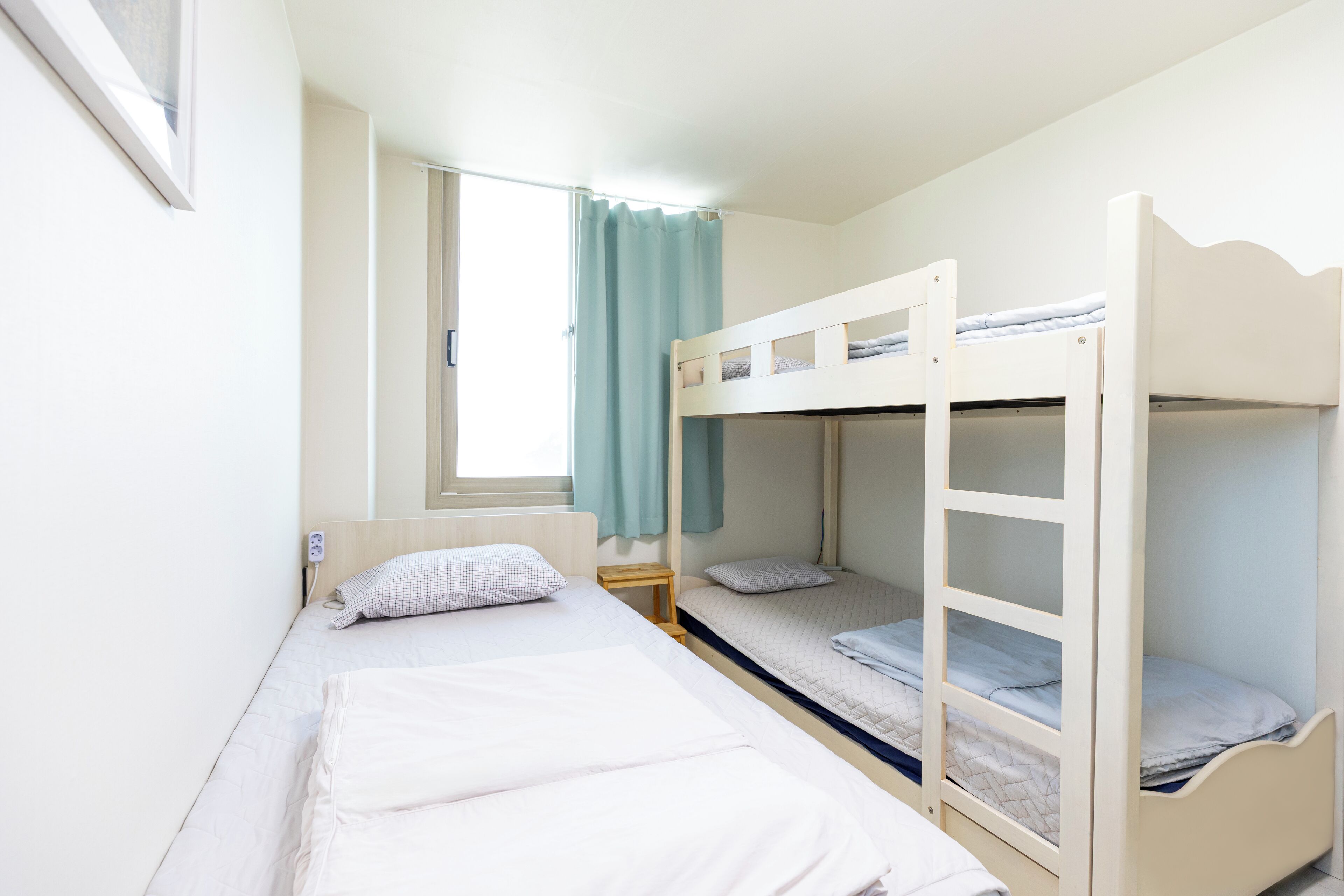 트리플룸 | 암막 커튼, 방음 설비, 무료 WiFi, 침대 시트