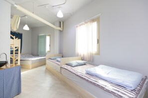 家庭客房, 城市景 (Deluxe Type) | 遮光窗簾/窗簾、隔音、免費 Wi-Fi、床單