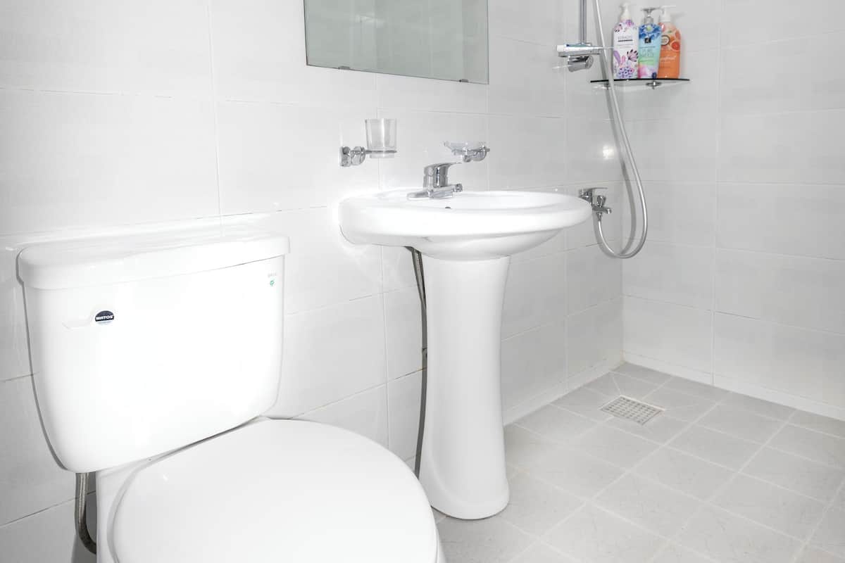 Blackout drapes, soundproofing, free WiFi, bed sheets