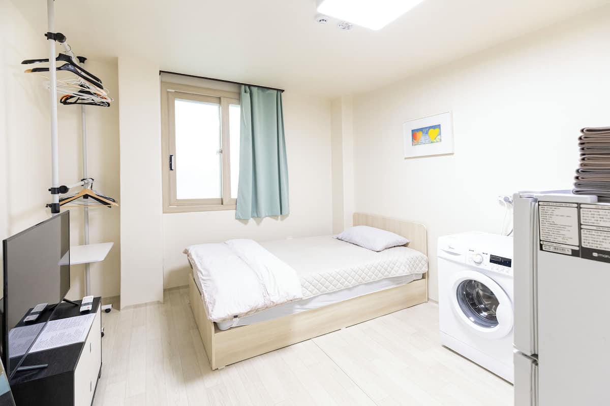 Basic Single Room | Blackout drapes, soundproofing, free WiFi, bed sheets