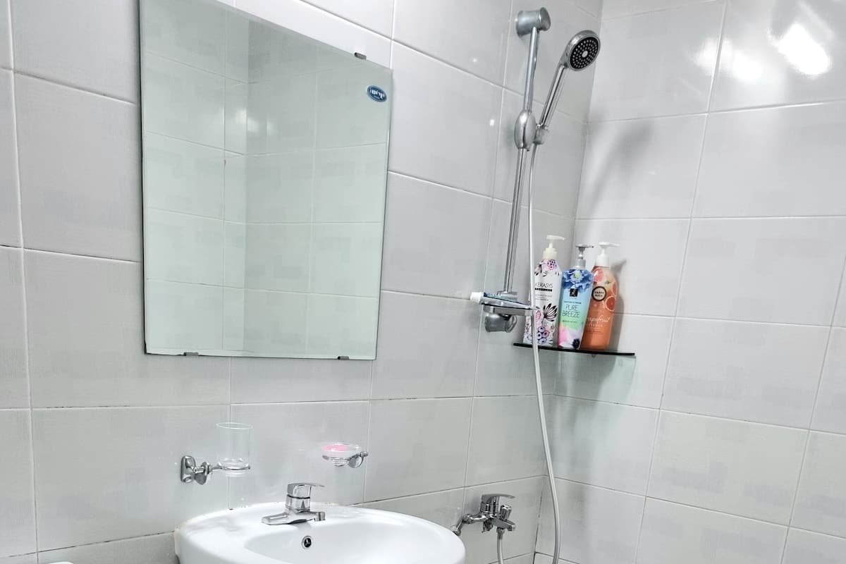 Ducha, artículos de tocador gratuitos, secador de pelo, pantuflas