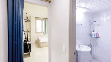 Basic Single Room | Blackout drapes, soundproofing, free WiFi, bed sheets