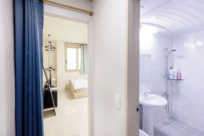 Basic Single Room | Blackout drapes, soundproofing, free WiFi, bed sheets - Wandonesia (Wando)