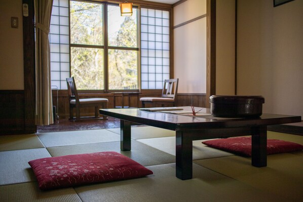 Traditionellt rum (Japanese Style, Private Hot Spring) | Vardagsrum | 32-tums LCD-tv med satellitkanaler, tv och Netflix