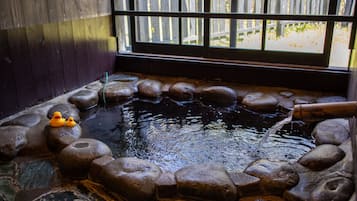 傳統客房 (Japanese Style, Private Hot Spring) | 浴室 | 獨立浴缸和淋浴設備、溫泉浴缸、免費盥洗用品、吹風機