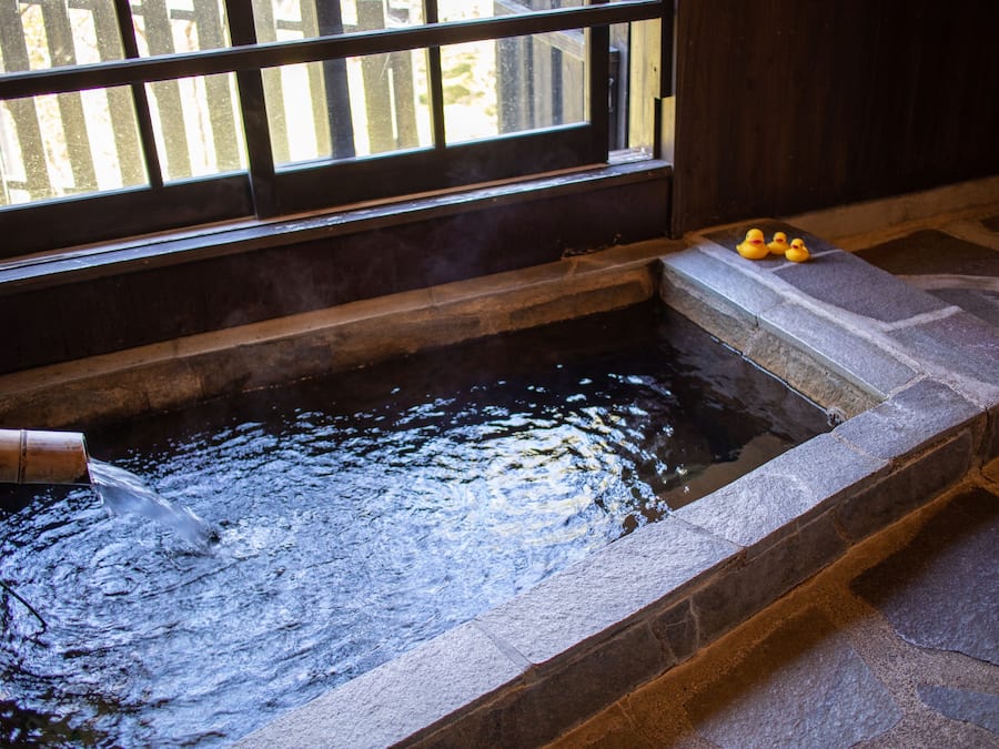 和室 専用露天風呂付 | バスルーム | 個別の浴槽とシャワー、温泉浴槽、バスアメニティ (無料)、ヘアドライヤー