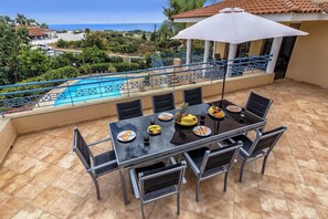 Outdoor dining - Superb Villa in Coral Bay Paphos, with Half Cost of the HEATED POOL Nov-Mar 26 (Paphos (Pafos))