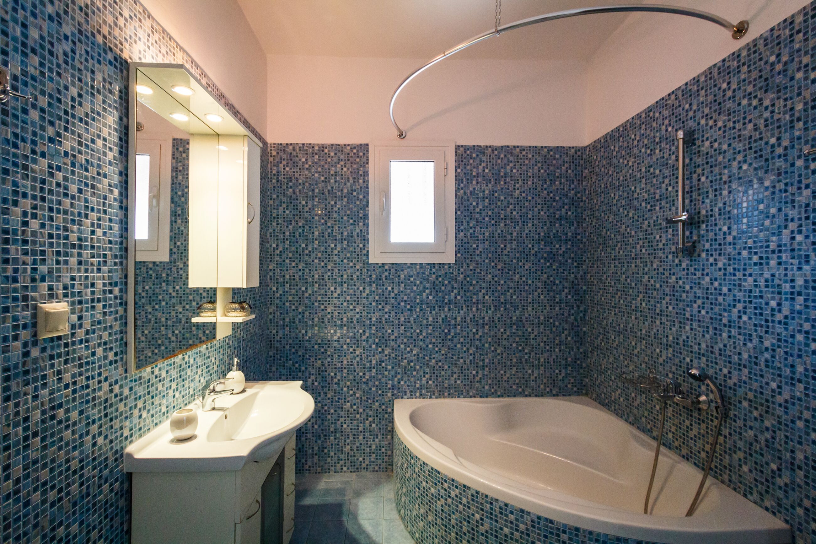 Een bad, een haardroger, handdoeken, zeep