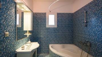 Een bad, een haardroger, handdoeken, zeep