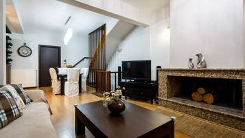 Televisie, een open haard en een dvd-speler