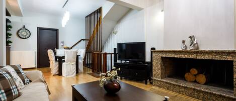 Televisión, chimenea y reproductor de DVD