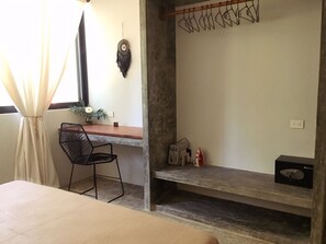 غرفة علوية  عادية - سرير ملكي - منظر للمدينة | خزنة داخل الغرفة وبديكورات فريدة لكل غرفة وطراز فريد لكل وحدة ومكتب