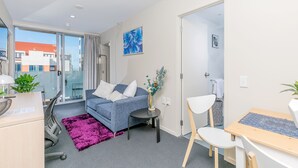 Apartment, 2 Schlafzimmer | Wohnbereich | Flachbildfernseher