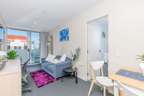 아파트, 침실 2개 | 거실 공간 | 평면 TV