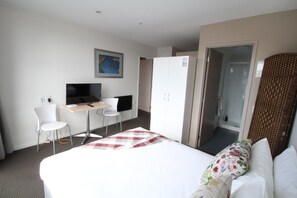 1 habitación, tabla de planchar con plancha, wifi gratis y ropa de cama 