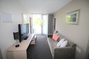 Appartement, 2 slaapkamers | Woonruimte | Flatscreentelevisie