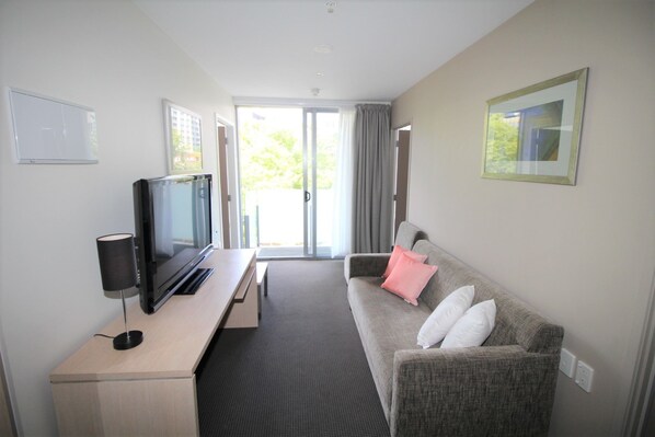 Apartment, 2 Schlafzimmer | Wohnbereich | Flachbildfernseher