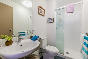 Apartment, 2 Bedrooms | Bathroom | Shower, free toiletries, hair dryer, towels - Sweet 2 Bedroom Apt with 2 Bathroom in CBD (Tetra 113) (Auckland)