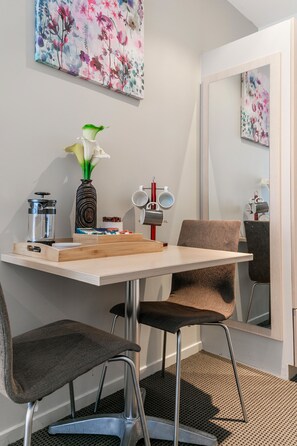 Apartment, 2 Schlafzimmer | Essbereich im Zimmer