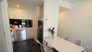 Appartement, 2 slaapkamers | Dineren op de kamer