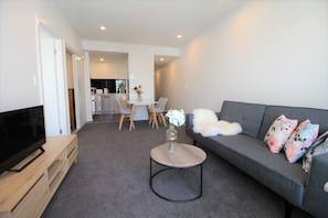 Appartement, 2 chambres | Aire de séjour | Téléviseur connecté