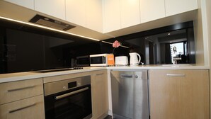 Appartement, 2 slaapkamers | Privékeuken | Een koelkast met diepvriezer, een microgolfoven, een oven, een kookplaat