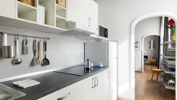 Kühlschrank, Mikrowelle, Herdplatte, Geschirrspüler