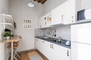 Kühlschrank, Mikrowelle, Herdplatte, Geschirrspüler