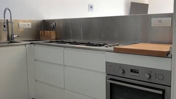 Fridge, oven, stovetop, dishwasher