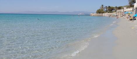 Una spiaggia nelle vicinanze