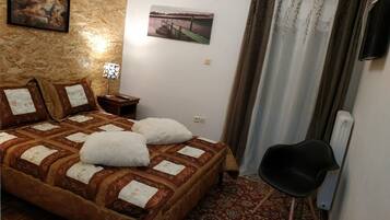 1 dormitorio, tabla de planchar con plancha, wifi y ropa de cama