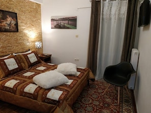 1 dormitori, planxa i posts de planxar, wifi i roba de llit 
