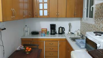Refrigerador, cafetera y tetera y tetera eléctrica