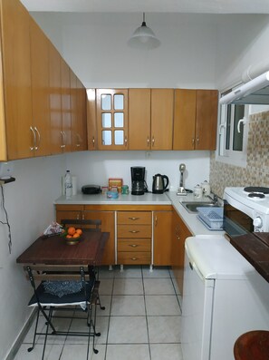 Réfrigérateur, cafetière/bouilloire, bouilloire électrique