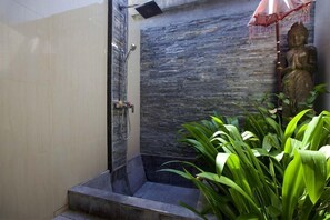 Vila luxo, 3 quartos | Banheiro | Chuveiro, produtos de toalete grátis, toalhas de banho 