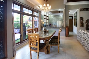 디럭스 빌라, 침실 3개 | 거실 공간 | 평면 TV