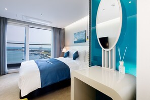 Premium bedding, down comforters, blackout drapes, soundproofing - Co-op City Hotel Harborview (Seogwipo)