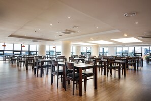 Bữa sáng buffet hàng ngày với phụ phí nhỏ 