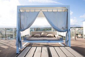 시즌별로 운영되는 야외 수영장