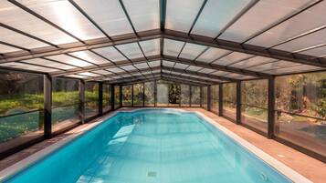 Piscina coperta, una piscina riscaldata