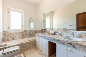 A bathroom with a marble sink, a bathtub, and a toilet. - Domus Sicily - Il Giardino di Michela - Heated Pool (Palermo)