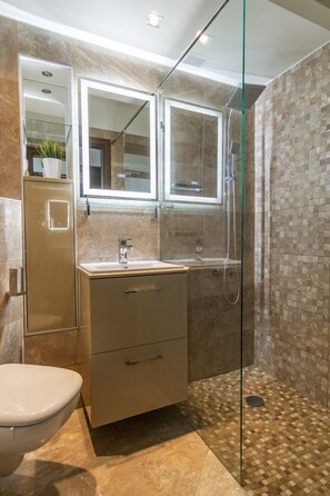 Apartamento | Banheiro | Chuveiro, secador de cabelo, toalhas de banho 