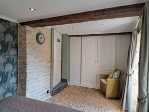 3 bedrooms, in-room safe, iron/ironing board, free WiFi - Gîte Sous le tilleul with above ground pool (Couture)
