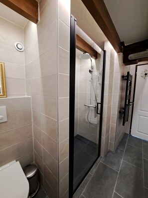 Dusche, Haartrockner, Seife, Toilettenpapier