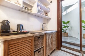 Kühlschrank, Mikrowelle, Herdplatte, Wasserkocher mit Kaffee-/Teezubehör