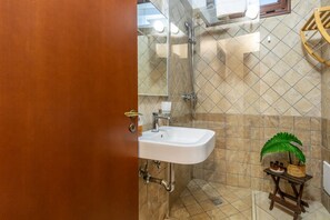 Shower, bidet, towels
